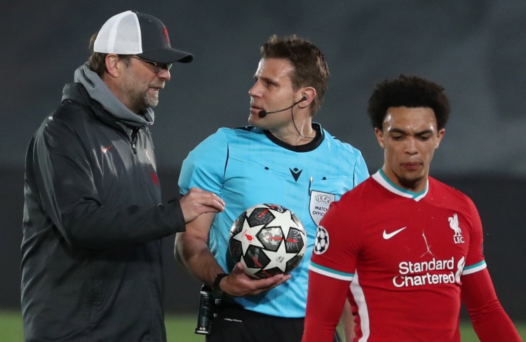 巴萨遭遇危险对手！法兰克福进攻凶猛防守漏洞百出，欧冠生死战提前上演（欧冠生死前哨战：巴萨硬碰法兰克福，对手进攻凶猛、后防漏洞频出）