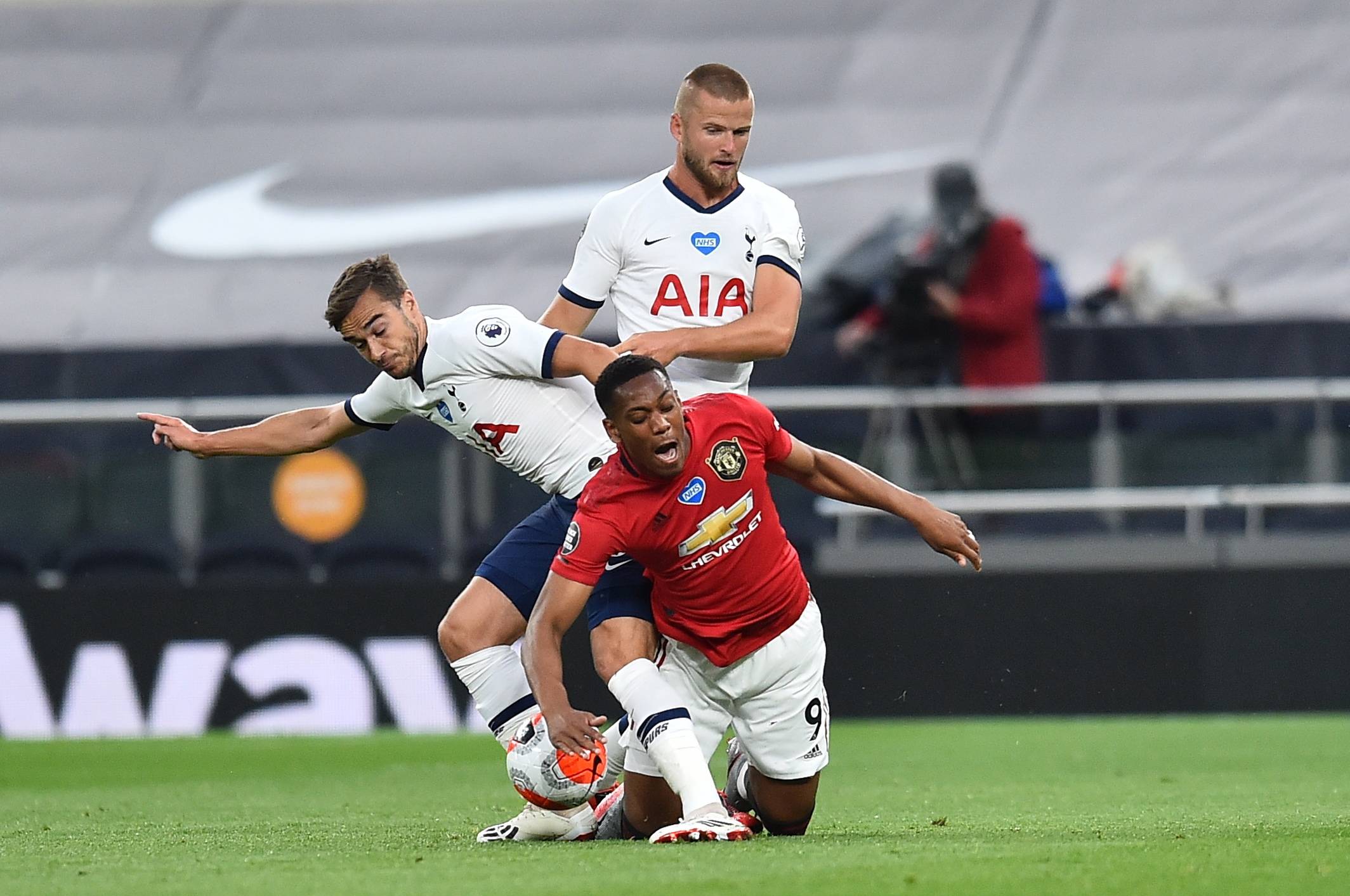 英超焦点战：利物浦主场迎战热刺,（英超重磅对决：利物浦坐镇主场对阵热刺）