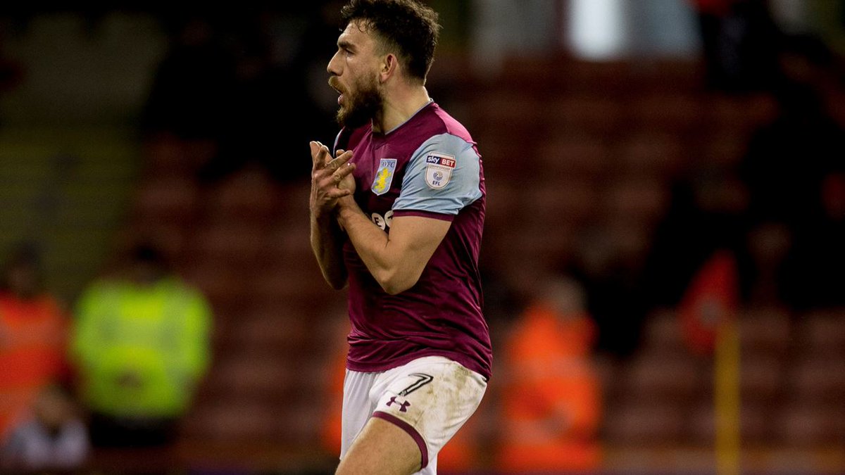 英国女歌手利帕现场观看阿根廷国家德比，并与里克尔梅合影（英国歌手利帕现身阿根廷国家德比，与里克尔梅合影留念）