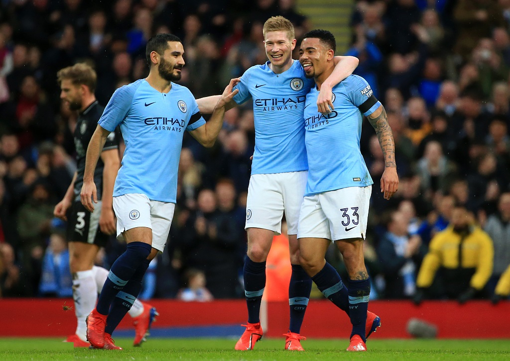 永远的科皇！拜仁在对阵圣保利赛前为科曼补办告别仪式（科皇不说再见！拜仁战圣保利前为科曼补办告别仪式）