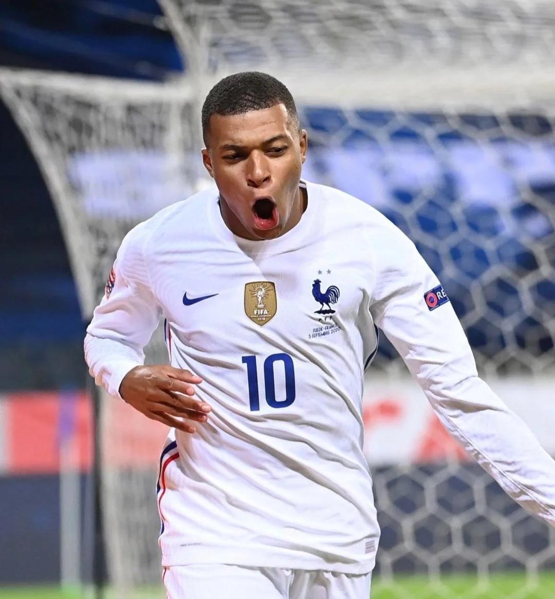 伊利牛奶开启促销活动：买三箱牛奶即送CBA新赛季球票一张（伊利牛奶推出优惠：购三箱即赠CBA新赛季球票）