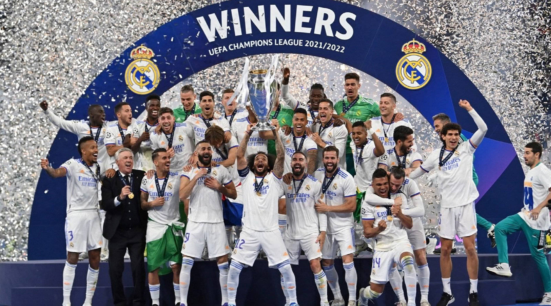 科贝记者：法兰克福球迷往巴萨球迷区投掷杂物甚至发射焰火（科贝记者称：法兰克福球迷向巴萨看台抛掷杂物并燃放焰火）