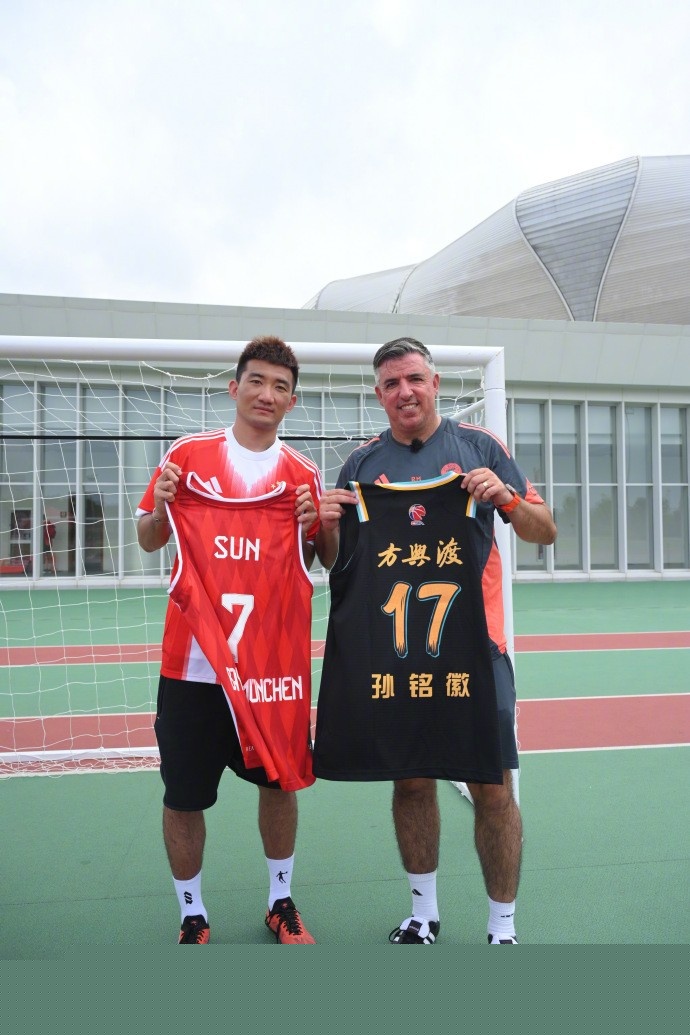 时隔238天后复出！伊藤洋辉进入拜仁vs弗赖堡替补席（休战238天，伊藤洋辉重返赛场：进入拜仁对弗赖堡的替补名单）