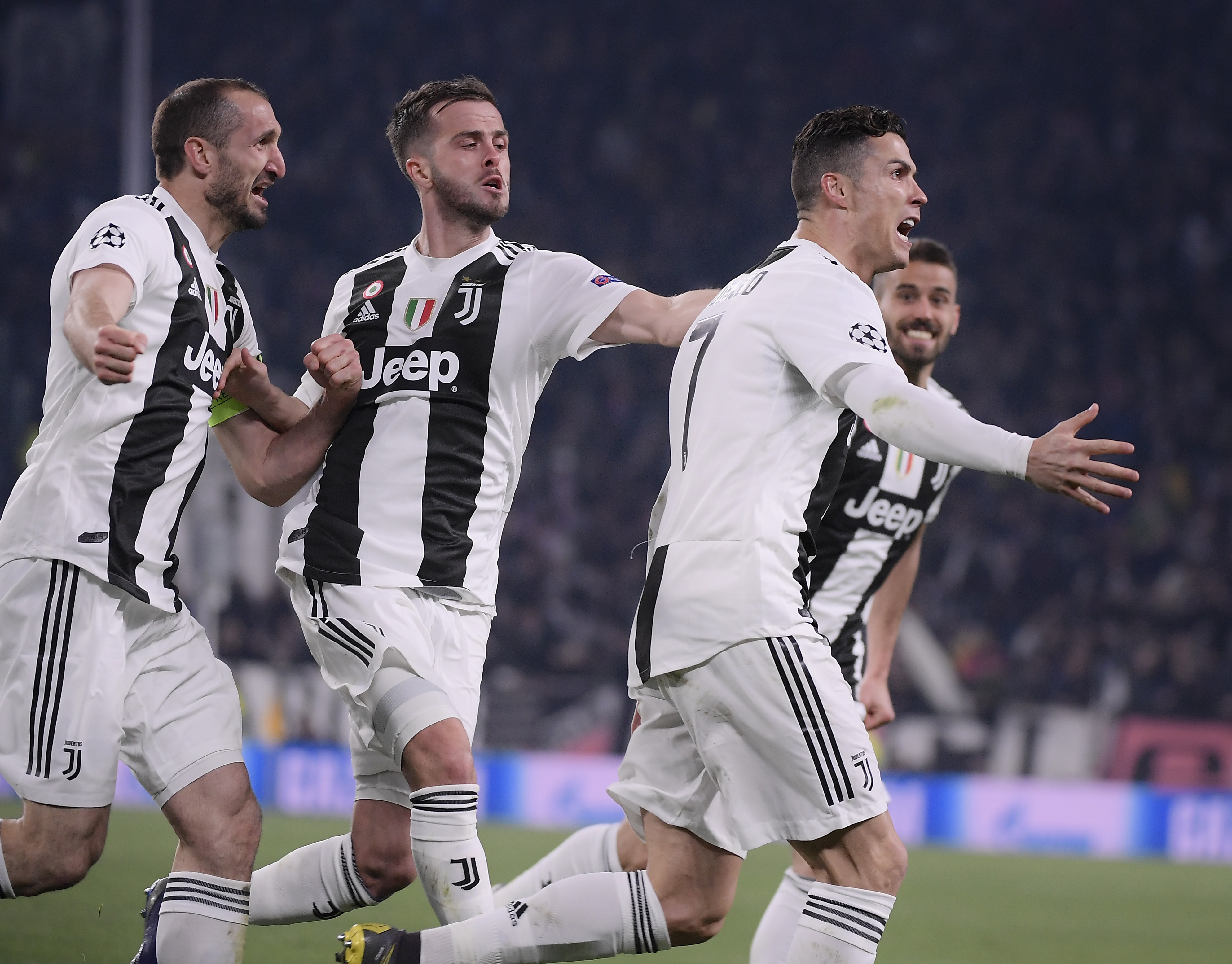 梅西跟前锋比进球、跟中场比助攻！还跟俱乐部比冠军！而且都赢！