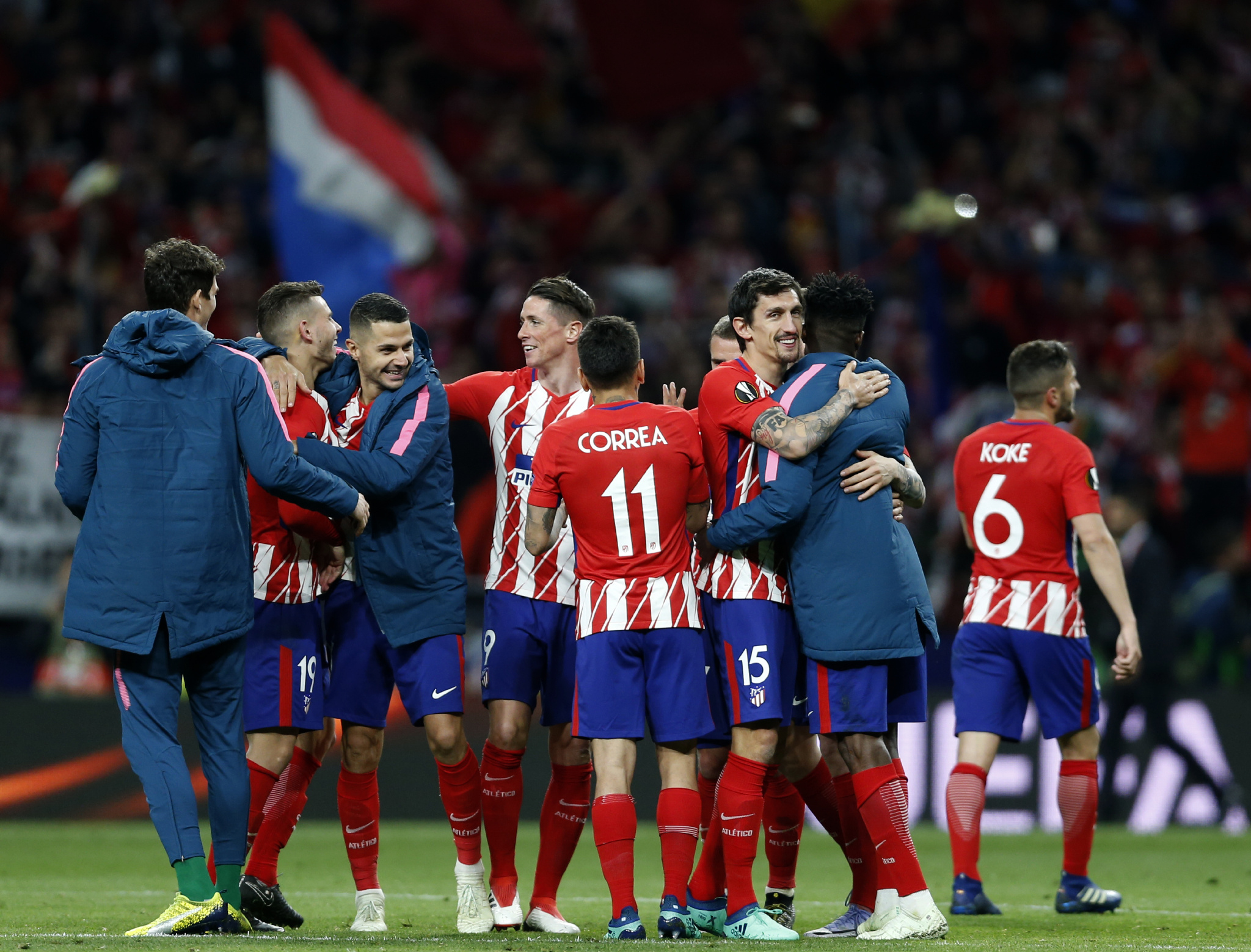 血性！韩国队球员挑衅拜合拉木，王博豪为队友出头撞倒挑事者（硬刚！韩国队员挑衅拜合拉木，王博豪挺身护队友将挑事者撞翻）